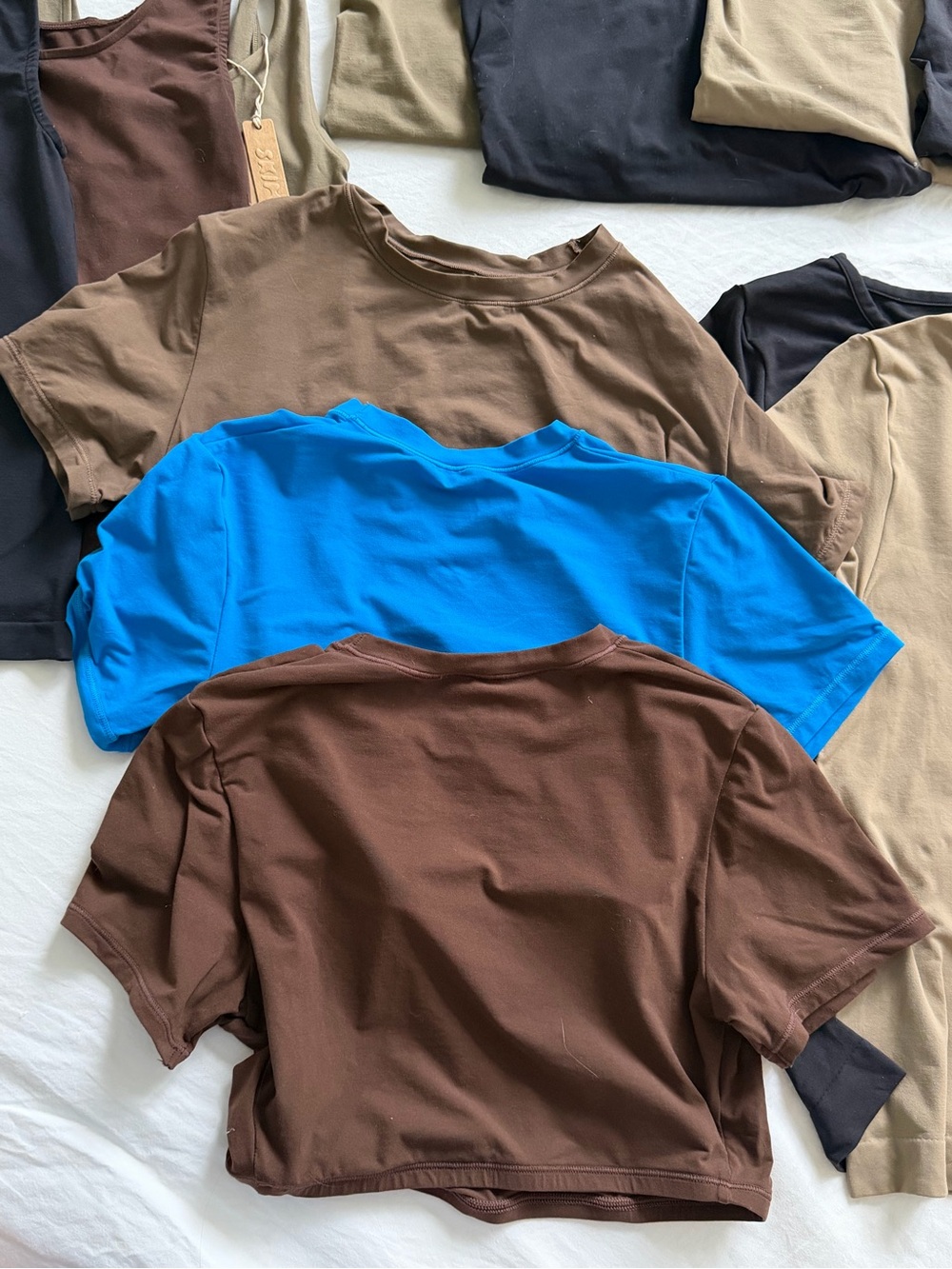 (3) SKIMS Super Cropped Fits Everybody T-Shirts